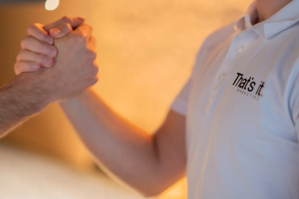 Handschlag zwischen Bewerber und Team von That's it. Marketing